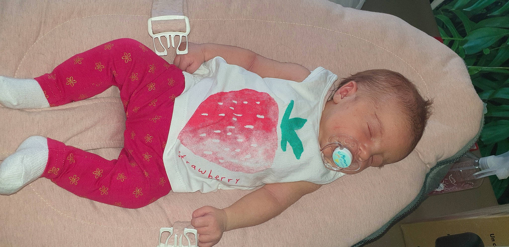 Aria a rejoint le concours — aidez-le/la à gagner de superbes lots ! baby, baby_products, baby_sleeping, baby_toddler_clothing, bedtime, carmine, child, comfort, drinkware, finger, head, lap, linens, pattern, person, product, room, serveware, tableware, textile