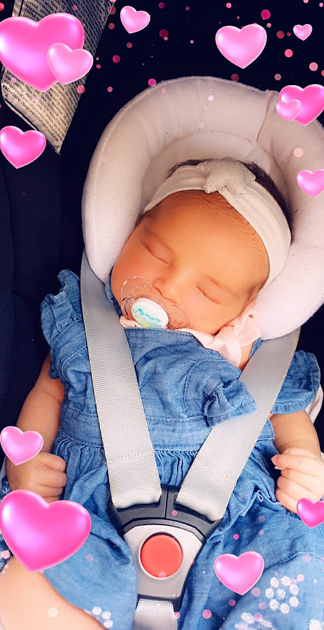 Aria a rejoint le concours — aidez-le/la à gagner de superbes lots ! baby, baby_sleeping, baby_toddler_clothing, beauty, cap, cheek, child, comfort, finger, hand, headgear, mouth, organ, person, pink, product, red, skin, textile, toddler