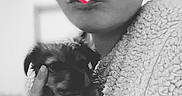 Winnie a rejoint le concours — aidez-le/la à gagner de superbes lots ! affection, animal, black_and_white, close_up, cuddle, cute, dog, face_cover, fuzzy_jacket, hand, heart_sticker, indoor, love, person, pet, portrait, puppy, soft_texture, warm, young_adult