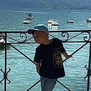 Youssef participe au concours pour gagner de l'argent avec cette photo : boy, child, cap, tshirt, jeans, shoes, lake, water, boats, mountains, railing, smile, outdoor, sunlight, scenic, casual, daylight, nature, person, happy