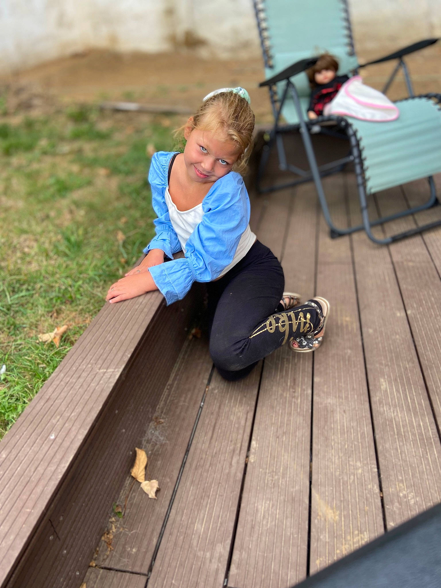 Stecy participe au concours pour gagner de l'argent avec cette photo : boardwalk, chair, child, deck, dock, flooring, foot, fun, grass, happy, hardwood, human_leg, joy, leisure, person, plank, sitting, t_shirt, toddler, wood