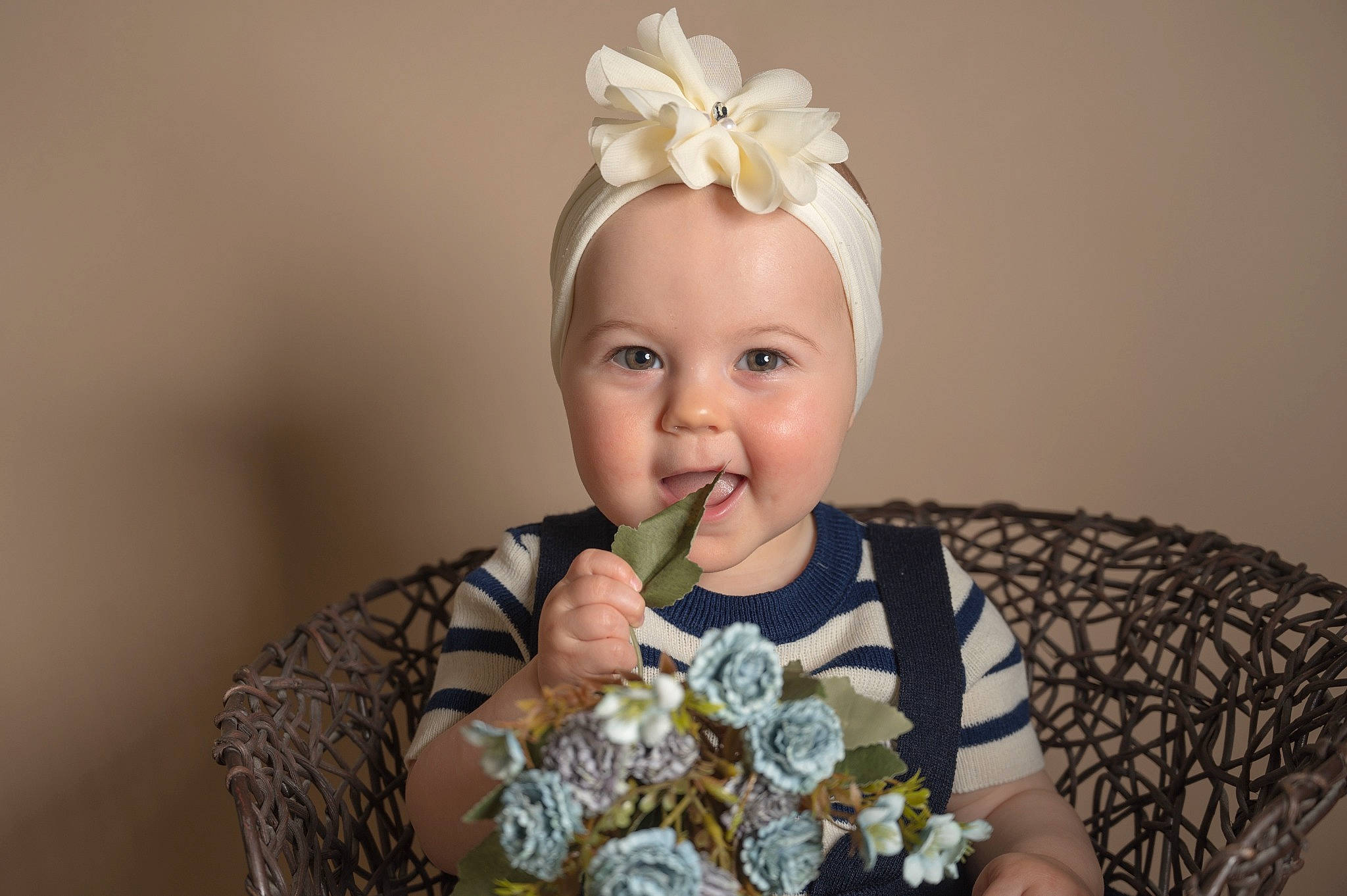 Alma a rejoint le concours — aidez-le/la à gagner de superbes lots ! baby, bridal_accessory, costume_hat, cut_flowers, event, eye, fashion_accessory, flash_photography, flower_arranging, hair_accessory, happy, head, headband, headpiece, iris, jewellery, joy, lei, necklace, person