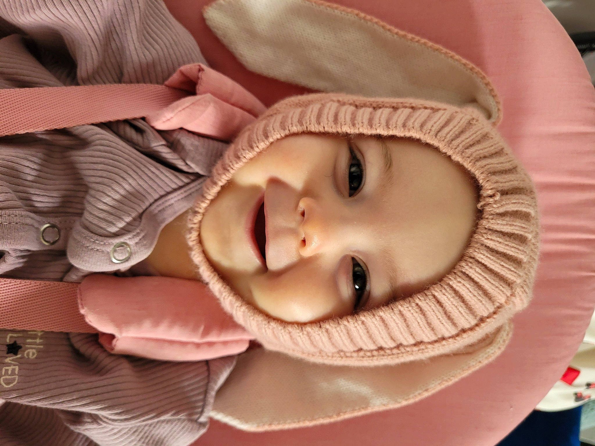 Alma participe au concours pour gagner de l'argent avec cette photo : cheek, chin, ear, eye, eyebrow, eyelash, hairstyle, happy, hat, head, headwear, human_body, iris, lip, mouth, neck, nose, person, pink, skin