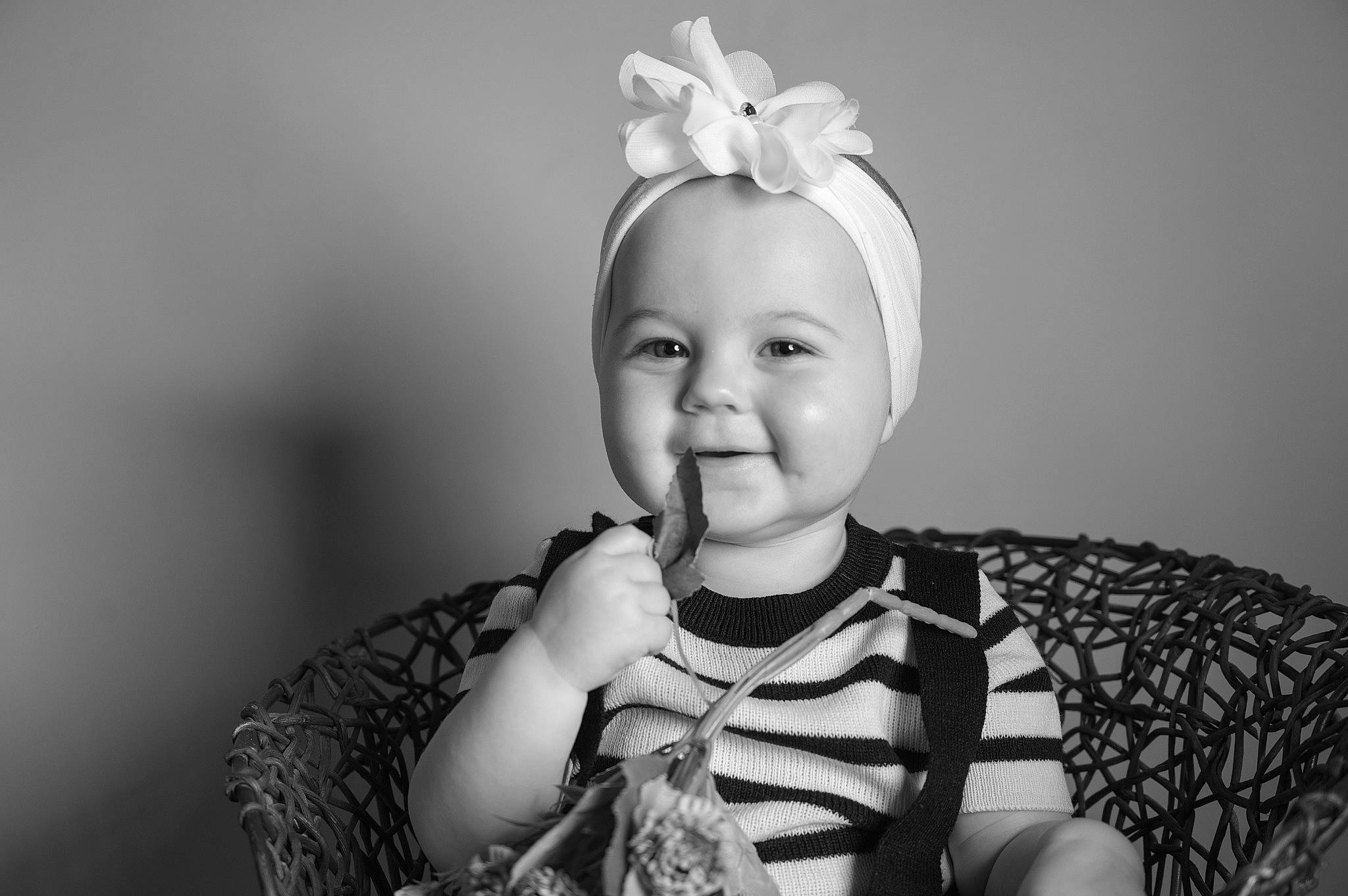 Alma participe au concours pour gagner de l'argent avec cette photo : baby, baby_toddler_clothing, black, black_and_white, cap, child, costume_hat, flash_photography, happy, hat, headband, headgear, headpiece, joy, monochrome, monochrome_photography, person, sleeve, smile, style