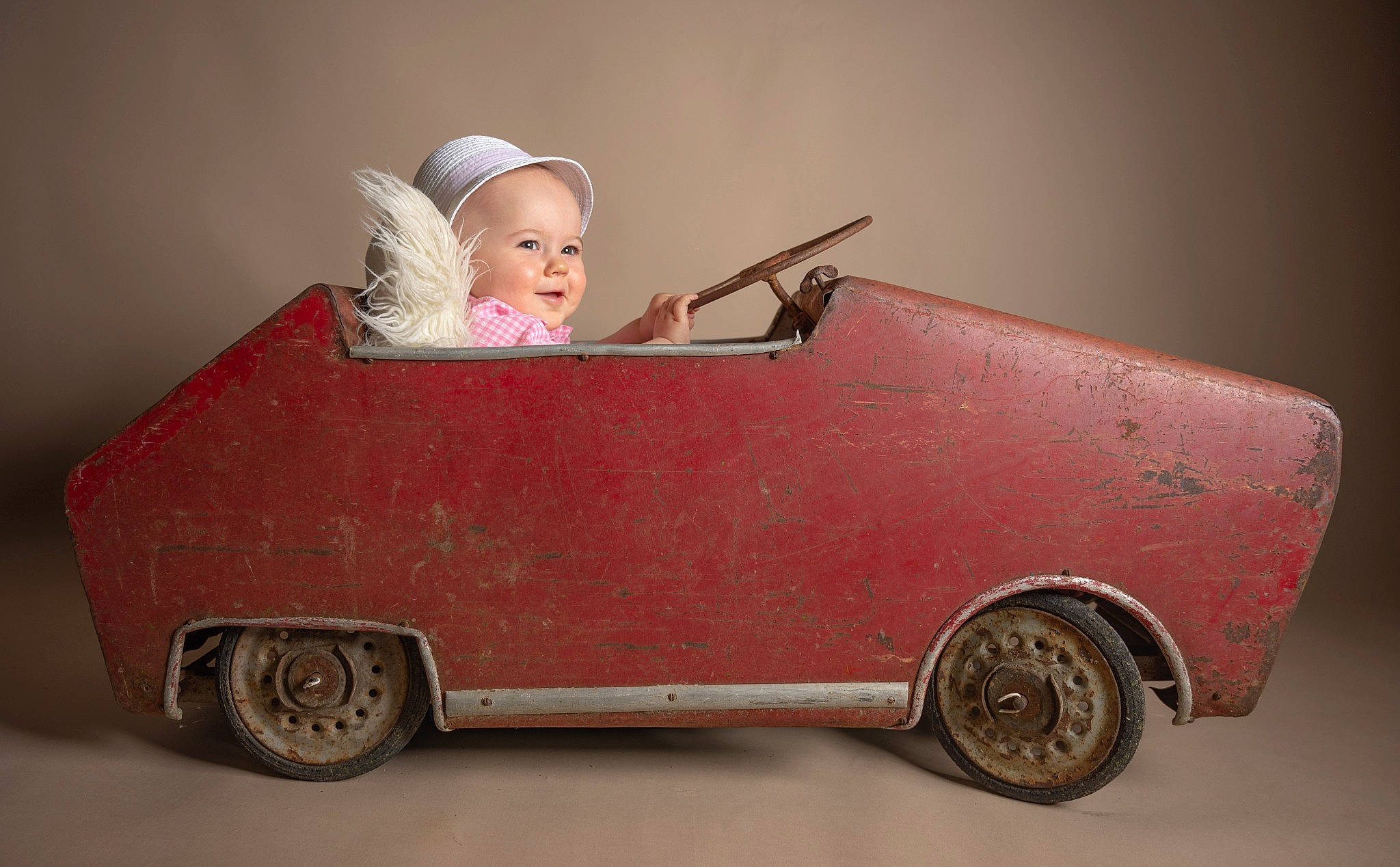 Alma a rejoint le concours — aidez-le/la à gagner de superbes lots ! alloy_wheel, automotive_design, automotive_exterior, automotive_lighting, automotive_tire, bumper, car, classic_car, hood, magenta, motor_vehicle, person, pink, rim, rolling, tire, vehicle, vehicle_door, wheel, window