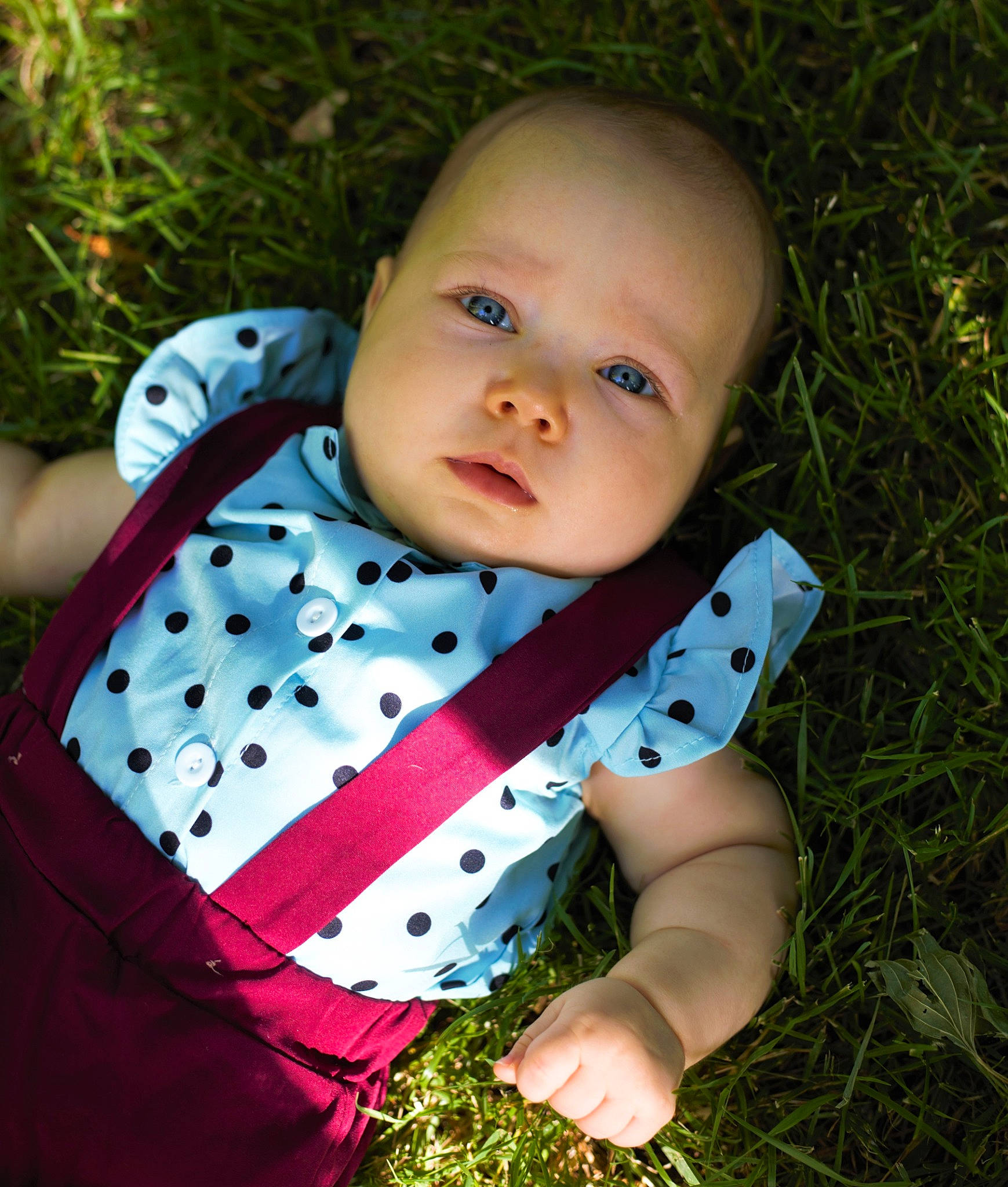 Mya participe au concours pour gagner de l'argent avec cette photo : baby, baby_products, baby_toddler_clothing, child, collar, dress_shirt, facial_expression, flash_photography, formal_wear, grass, happy, leaf, pattern, people_in_nature, person, plant, portrait_photography, sitting, skin, sleeve
