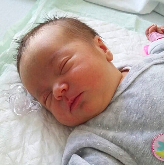 Lucy a rejoint le concours — aidez-le/la à gagner de superbes lots ! bed, bedtime, cheek, child, face, head, infant, lip, nap, person, product, sleep, toddler