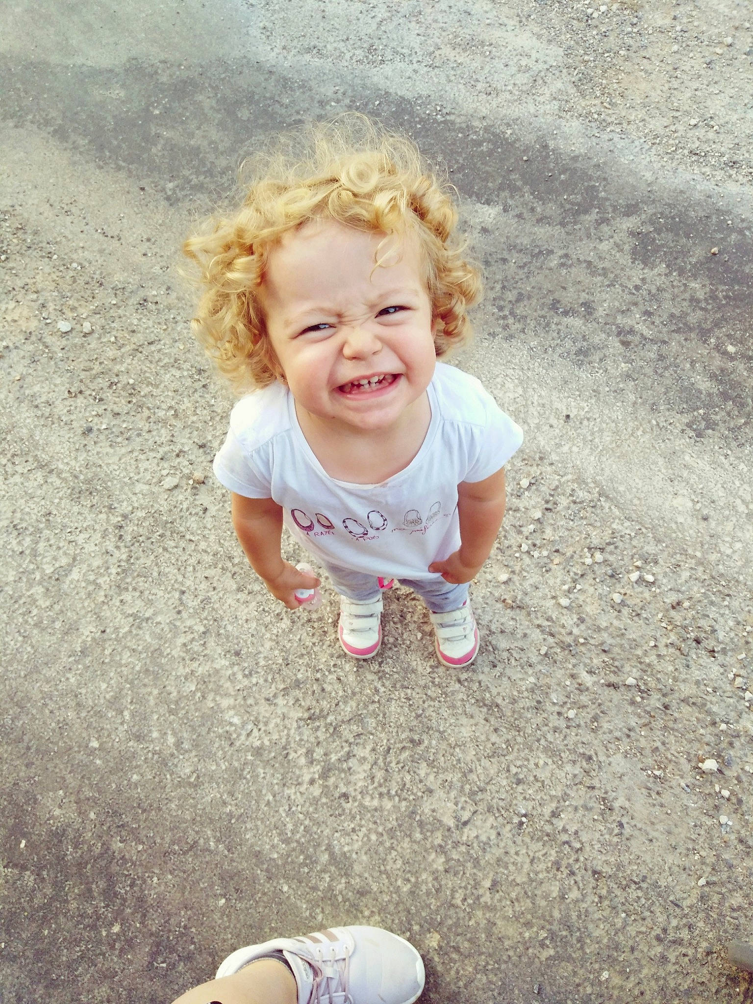 Lucy participe au concours pour gagner de l'argent avec cette photo : blond, child, day, facial_expression, fun, girl, hair, happiness, human_hair_color, joy, person, photograph, photography, play, portrait_photography, sand, sitting, skin, smile, summer