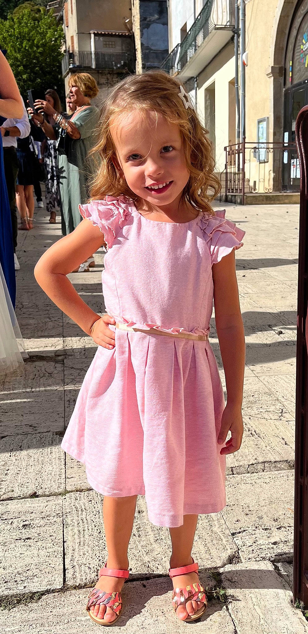 Anaé a rejoint le concours — aidez-le/la à gagner de superbes lots ! clothing, day_dress, fun, gesture, hairstyle, happy, joint, joy, leg, magenta, neck, one_piece_garment, person, photograph, pink, shoulder, skin, sleeve, smile, summer