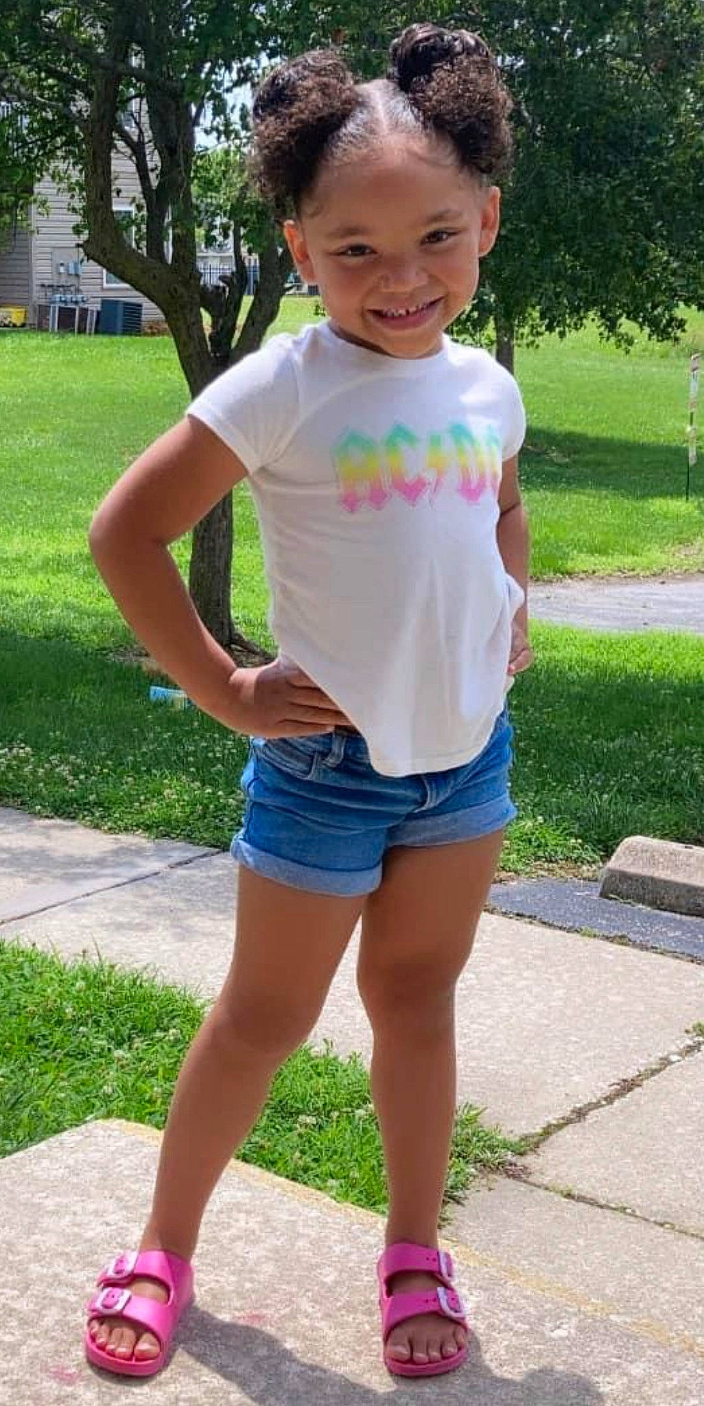 Alahna is registered to the contest to win money with this photo: cool, denim, hair, human_body, jean_short, jeans, joy, knee, leg, neck, person, photograph, plant, shorts, shoulder, sleeve, smile, sportswear, t_shirt, thigh