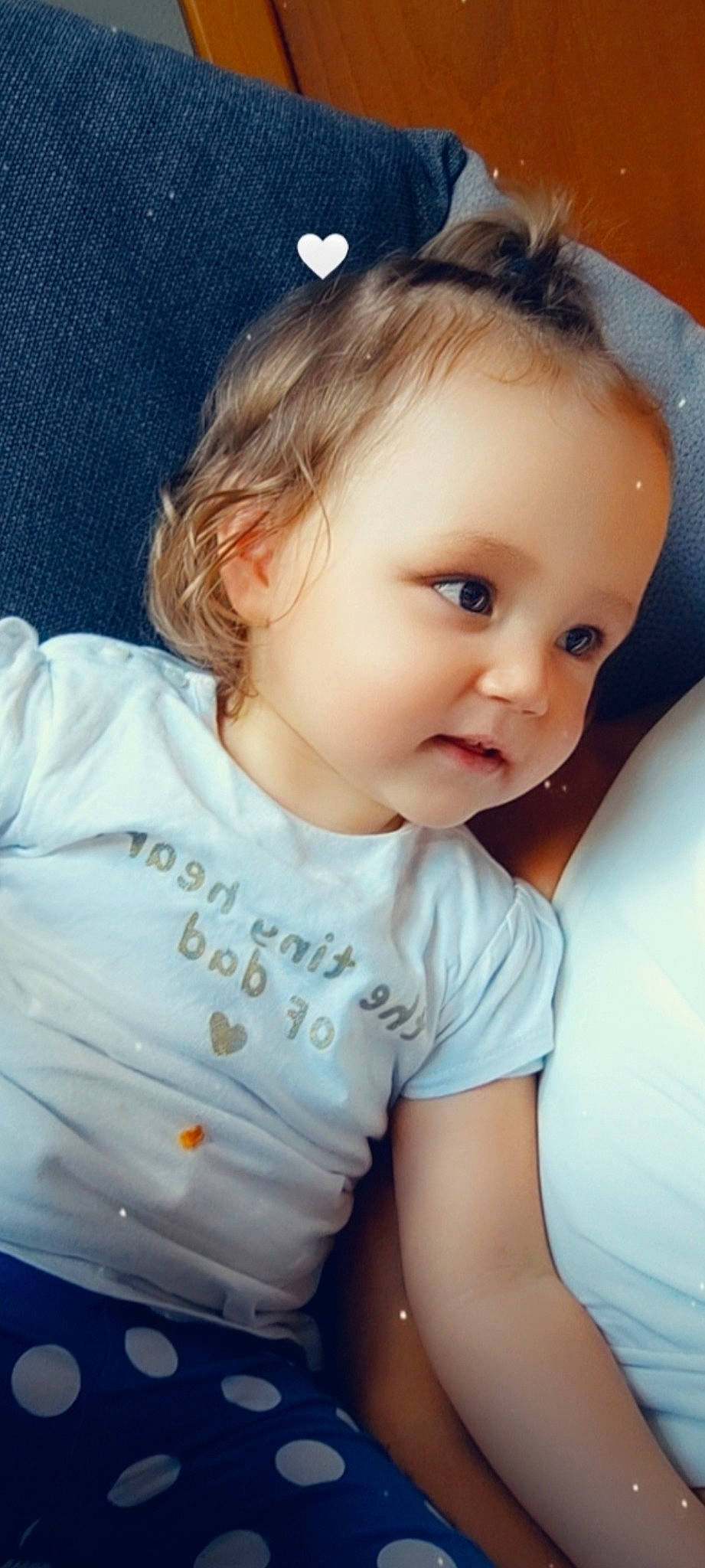 Tessa a rejoint le concours — aidez-le/la à gagner de superbes lots ! baby_toddler_clothing, cheek, eye, eyebrow, eyelash, face, flash_photography, gesture, hair, happy, head, iris, lip, mouth, neck, nose, person, shoulder, skin, sleeve