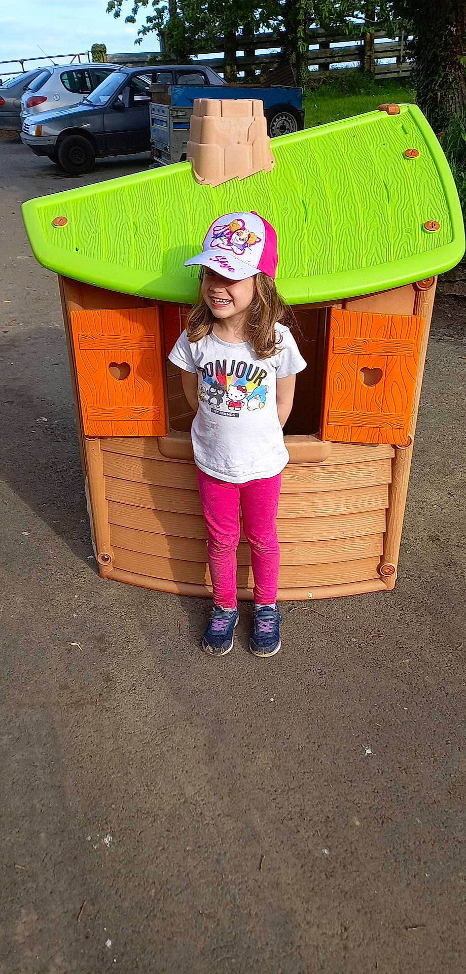 Aymee participe au concours pour gagner de l'argent avec cette photo : bag, baseball_cap, box, child, fun, goggles, grass, hat, headwear, helmet, joy, leisure, person, pink, shoe, smile, sneakers, standing, sunglasses, t_shirt