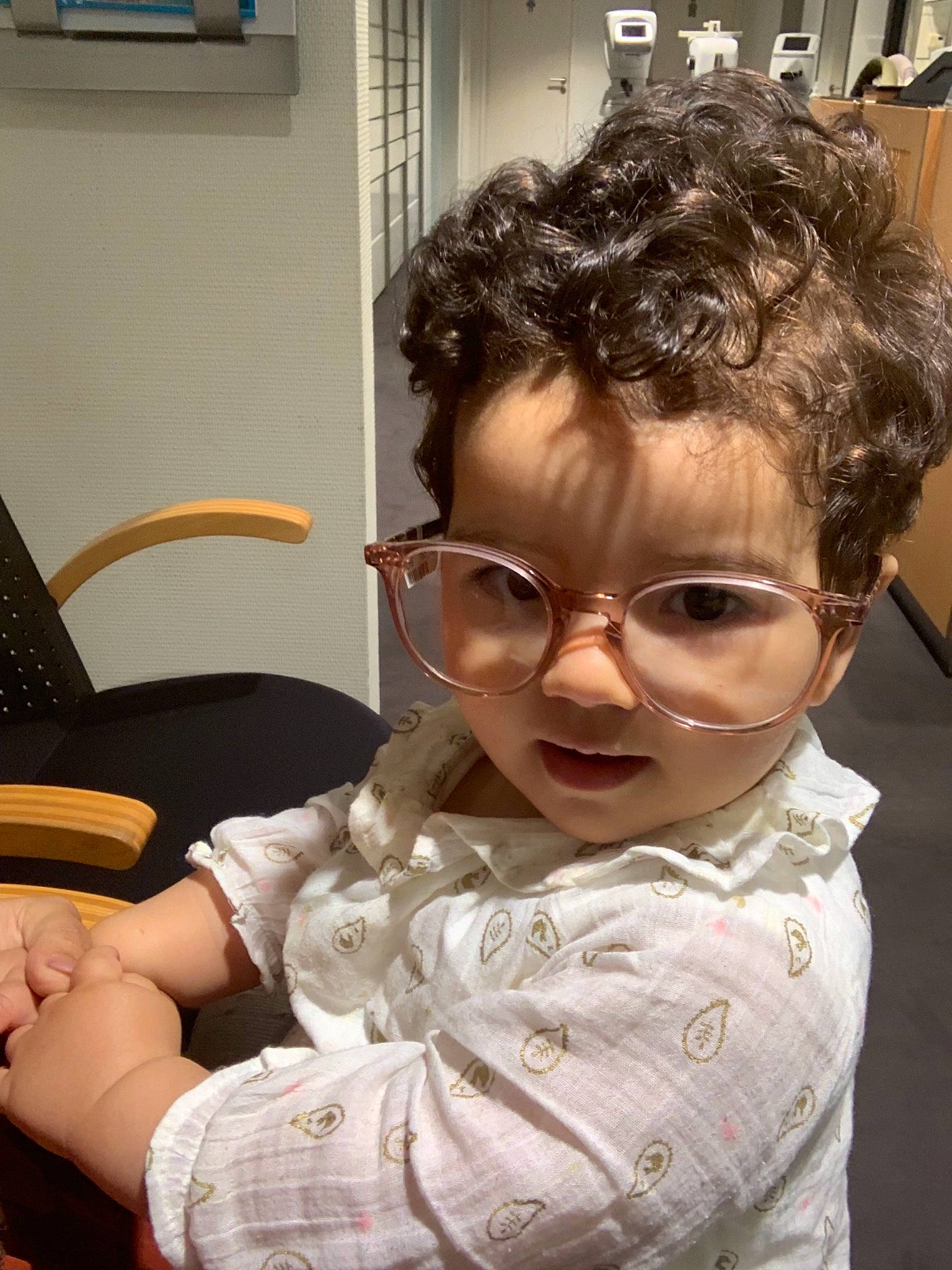 Eya participe au concours pour gagner de l'argent avec cette photo : baby, cheek, child, ear, eyewear, forehead, glasses, hair, hairstyle, nose, person, smile, toddler, vision_care
