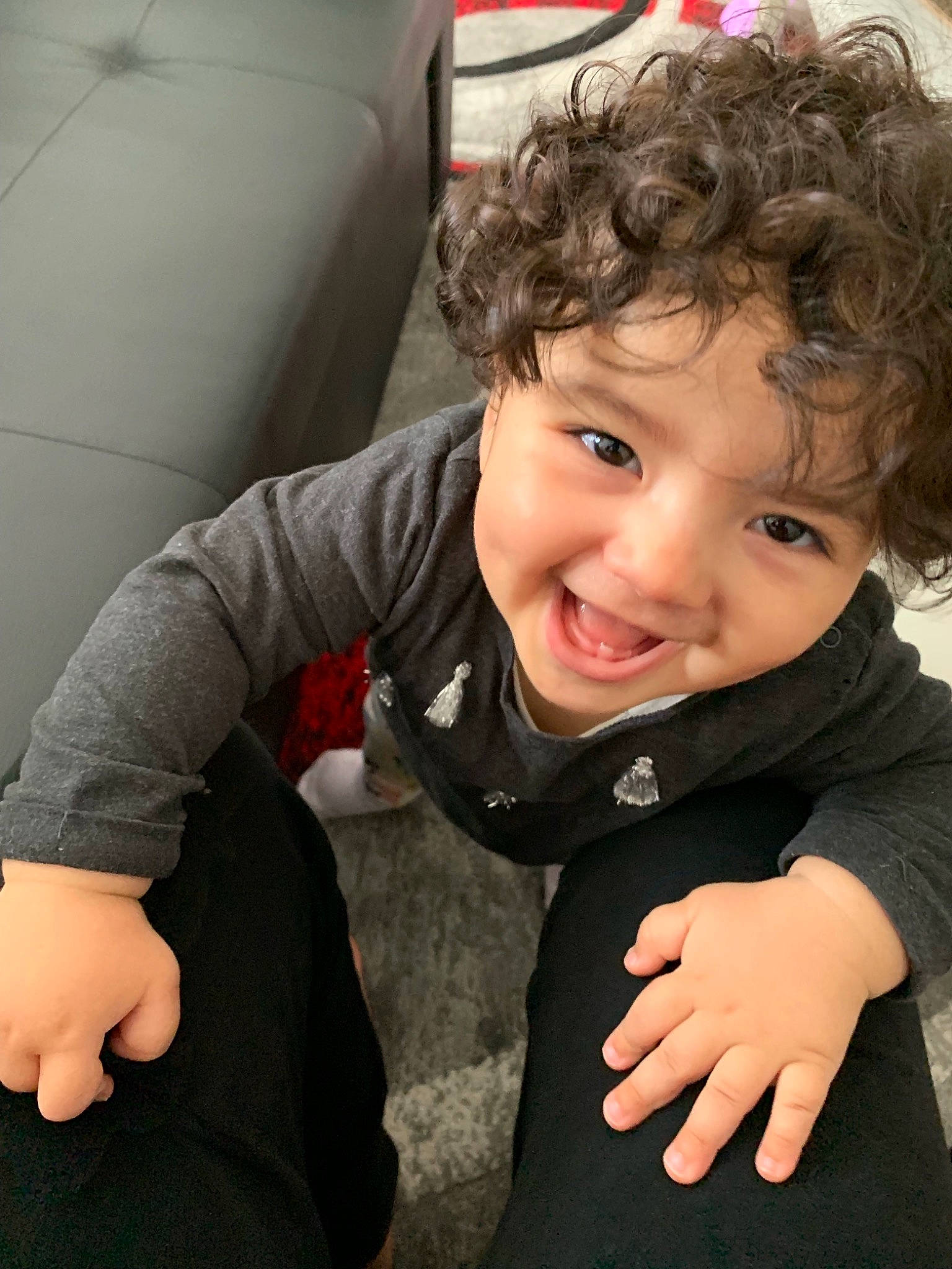 Eya a rejoint le concours — aidez-le/la à gagner de superbes lots ! arm, baby, cheek, child, chin, face, finger, fun, gesture, hair, hand, head, joy, nose, person, sitting, skin, smile, toddler