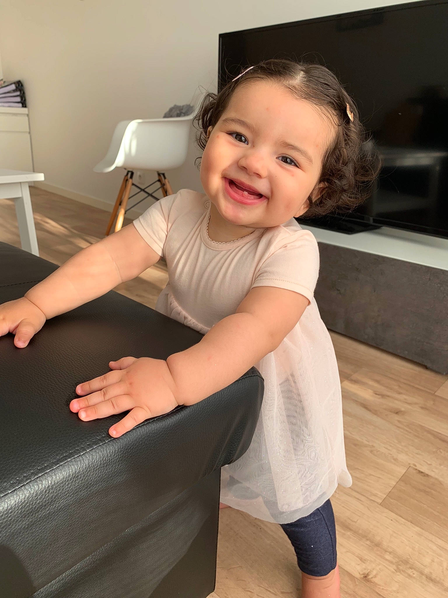 Eya participe au concours pour gagner de l'argent avec cette photo : arm, cheek, child, face, facial_expression, finger, floor, flooring, fun, hand, human_body, joint, joy, leg, material_property, person, shoulder, sitting, skin, smile