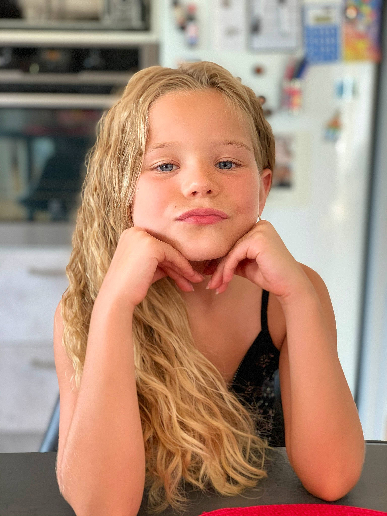 Zélia a rejoint le concours — aidez-le/la à gagner de superbes lots ! arm, bathing, blond, brown_hair, cheek, child, eyebrow, eyelash, fun, happy, leisure, lip, neck, person, portrait_photography, recreation, sitting, skin, t_shirt, table