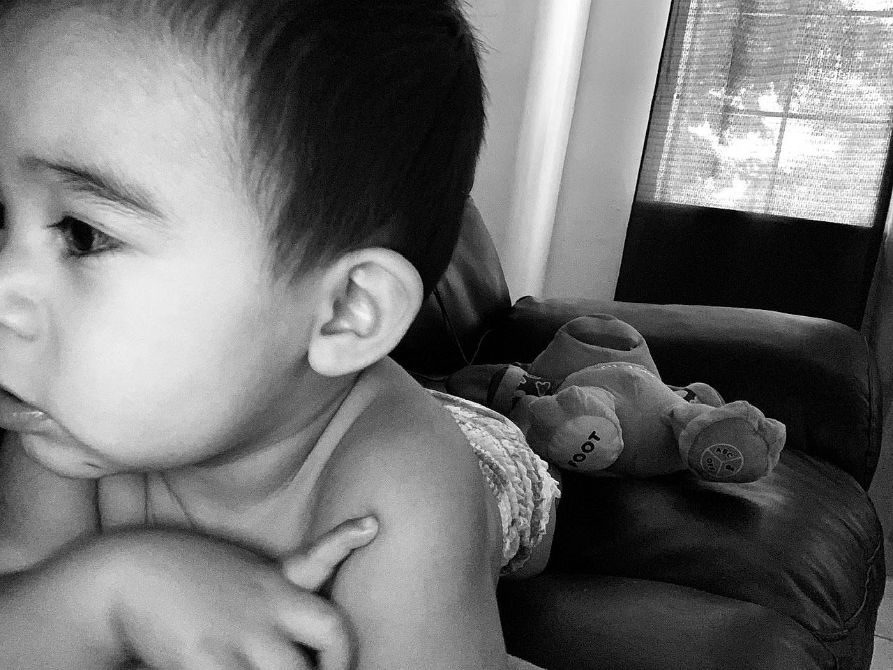 Ezio is registered to the contest to win money with this photo: arm, baby, black, black_and_white, cheek, child, eye, face, finger, hand, head, monochrome, monochrome_photography, mouth, nose, person, photograph, photography, skin, snapshot