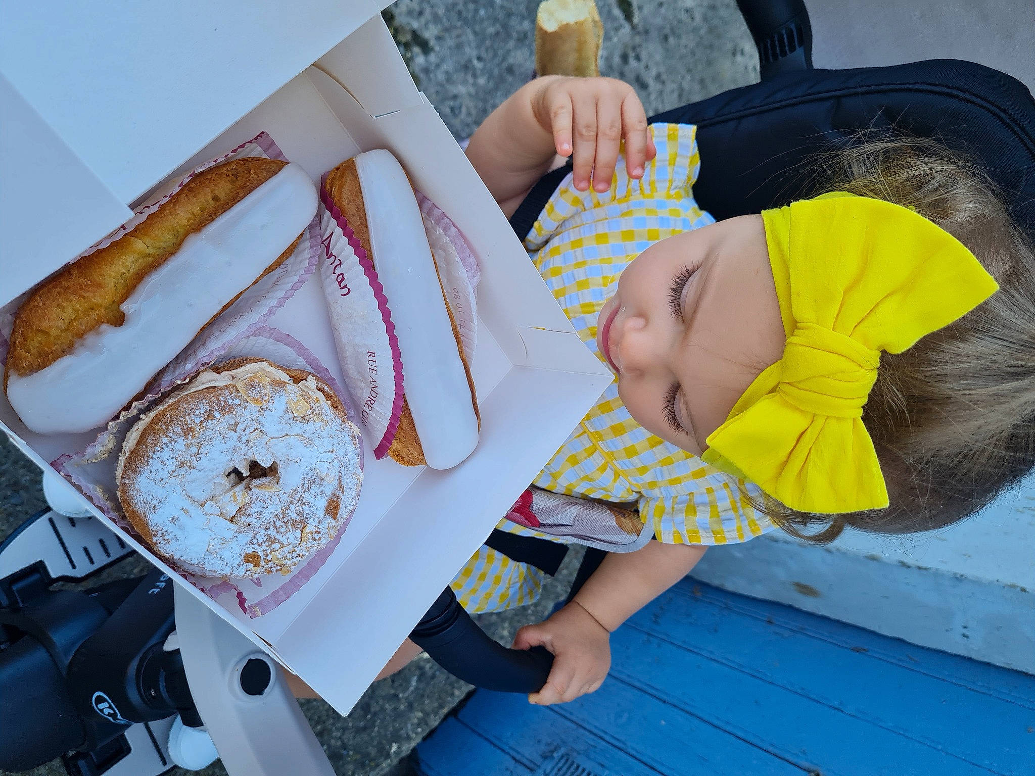 Sheelsea participe au concours pour gagner de l'argent avec cette photo : baby, baby_toddler_clothing, chair, child, comfort, comfort_food, cuisine, dish, fast_food, finger_food, food, ingredient, junk_food, leisure, person, plate, recipe, sandwich, sitting, tableware