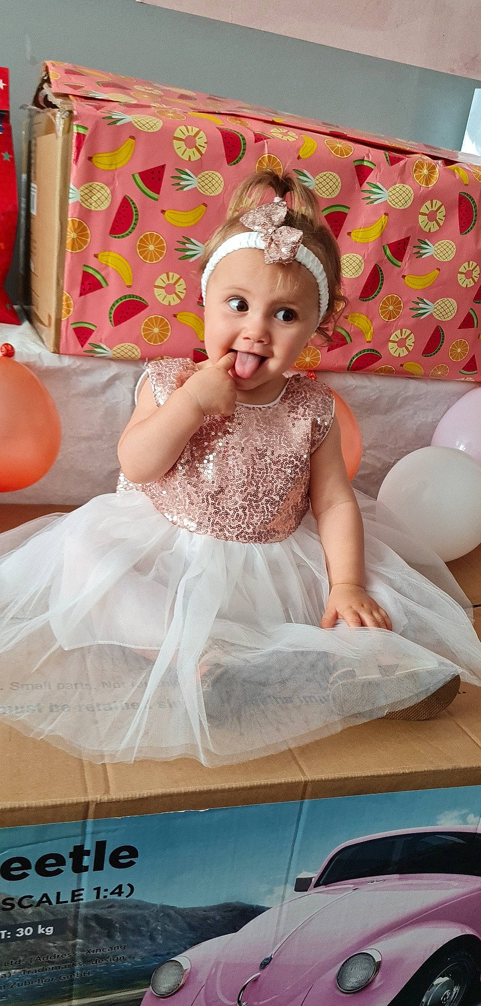 Sheelsea a rejoint le concours — aidez-le/la à gagner de superbes lots ! automotive_exterior, automotive_lighting, baby, baby_toddler_clothing, child, dress, embellishment, event, flash_photography, fun, happy, headpiece, headwear, peach, person, pink, sitting, skin, smile, surprise