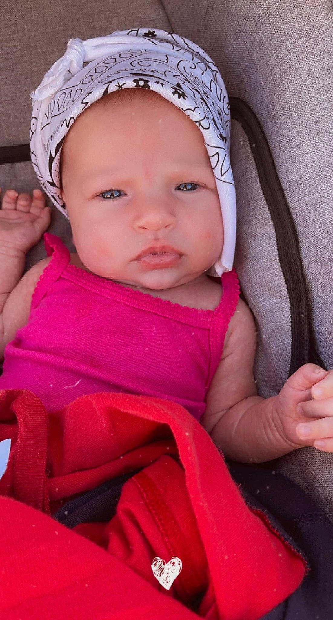 Hinata participe au concours pour gagner de l'argent avec cette photo : baby, baby_carriage, baby_toddler_clothing, cap, cheek, child, comfort, face, facial_expression, finger, gesture, happy, headwear, lip, nose, person, pink, product, skin, sleeve