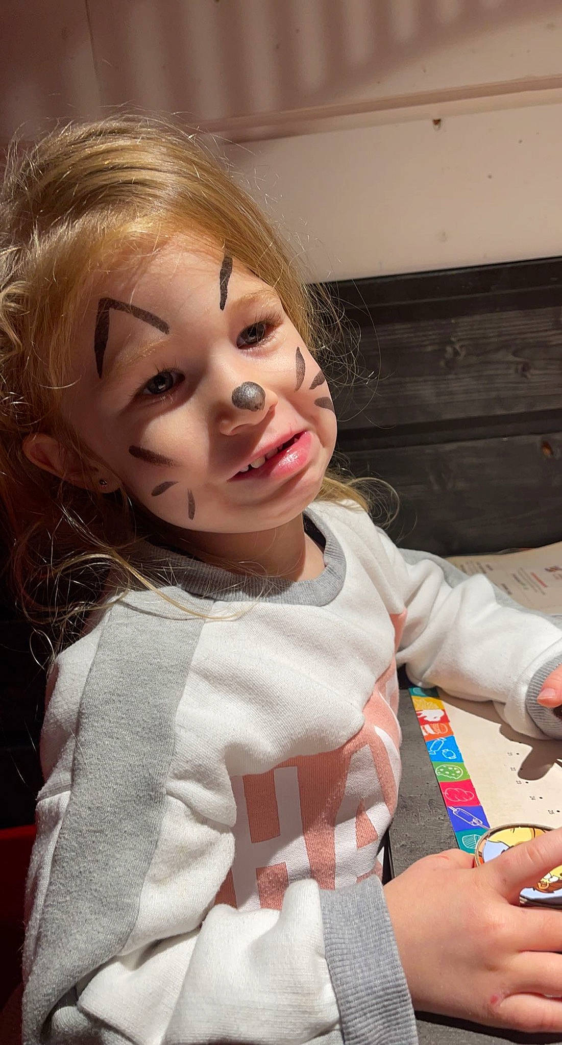 Arya a rejoint le concours — aidez-le/la à gagner de superbes lots ! child, cool, eye, eyelash, face, facial_expression, finger, flash_photography, gesture, happy, head, iris, lip, long_hair, mouth, nose, person, skin, sleeve, smile