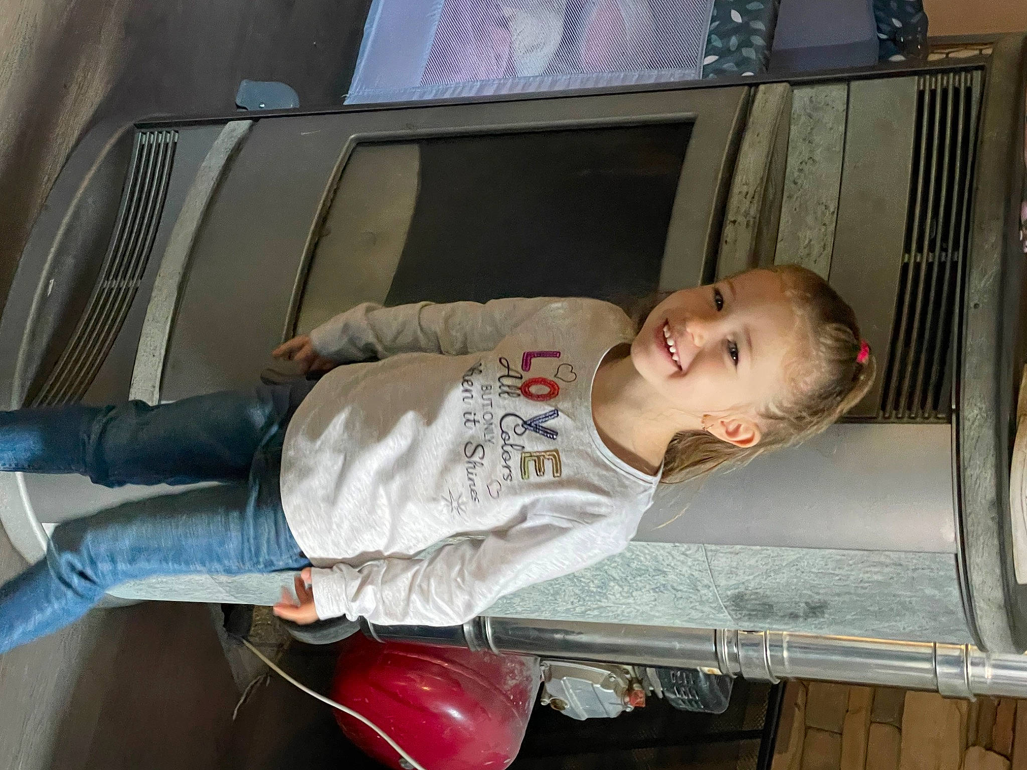 Arya a rejoint le concours — aidez-le/la à gagner de superbes lots ! automotive_exterior, baby, baby_products, child, comfort, family_car, fun, joy, person, sitting, toddler, transport, vehicle_door, wood