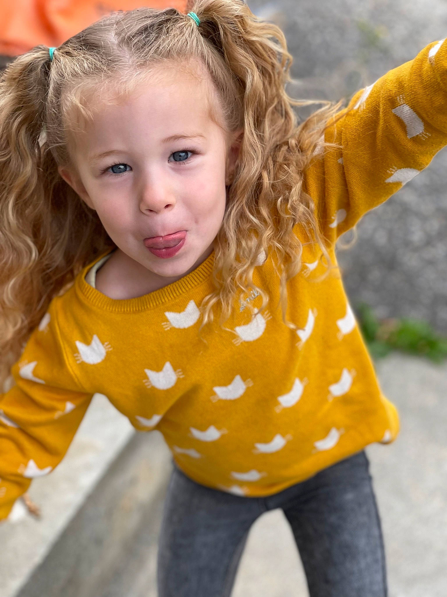 Arya participe au concours pour gagner de l'argent avec cette photo : arm, baby_toddler_clothing, eye, face, fun, gesture, grass, hair, happy, head, human_body, leisure, long_hair, outerwear, people_in_nature, person, skin, sleeve, smile, t_shirt
