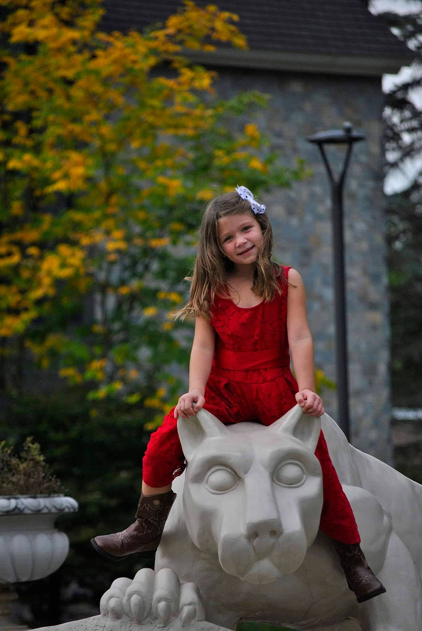 Saraya is registered to the contest to win money with this photo: dress, event, eye, fawn, flash_photography, formal_wear, fun, grass, happy, joy, landscape, leisure, monument, people_in_nature, person, plant, recreation, sculpture, smile, statue