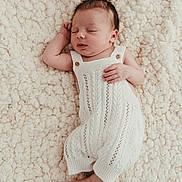 Ethan participe au concours pour gagner de l'argent avec cette photo : baby, newborn, sleeping, infant, blanket, knitwear, white, soft, cute, peaceful, child, portrait, rest, cozy, texture, hand, foot, face, clothing, lying_down