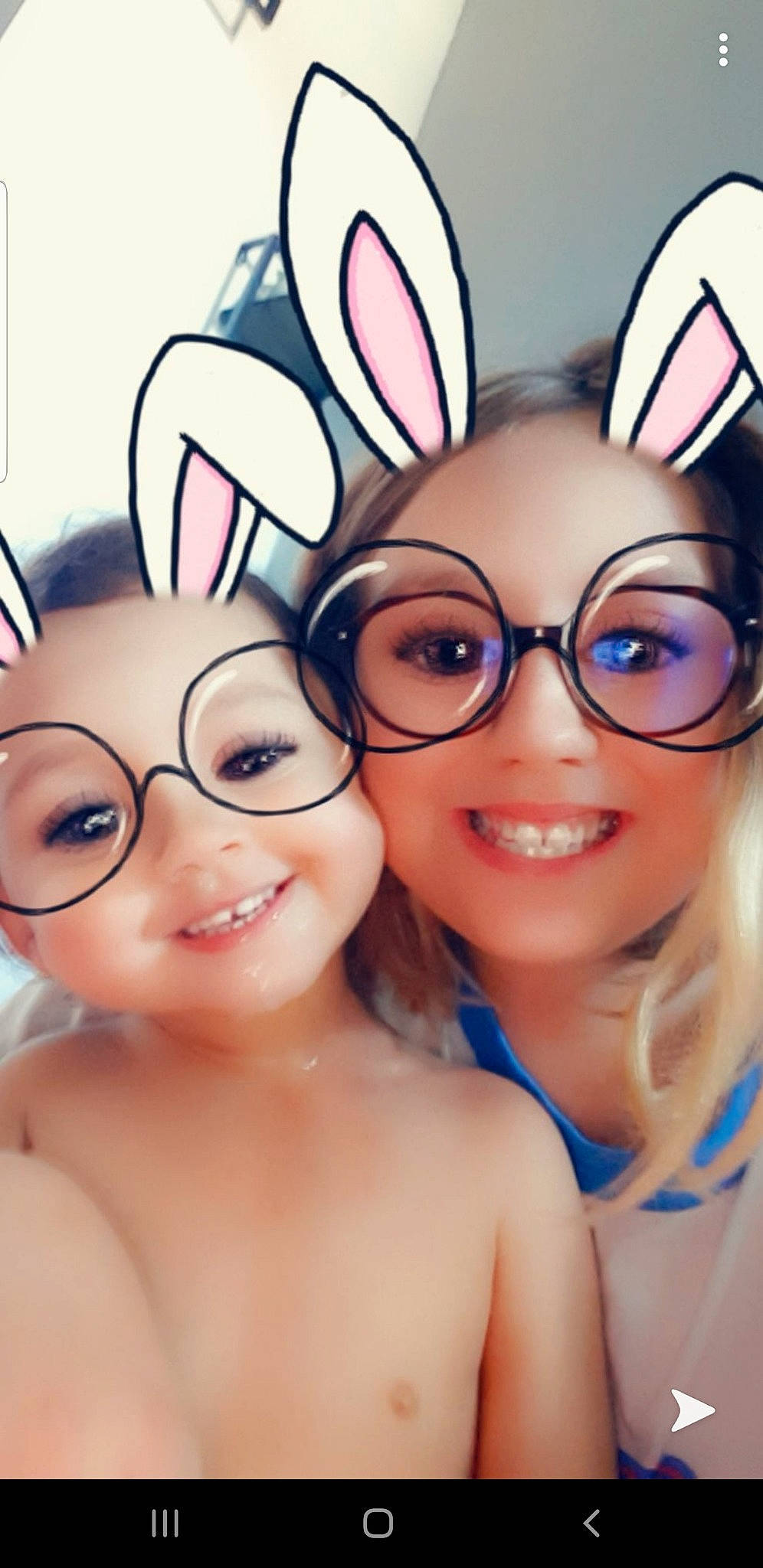 Amandine participe au concours pour gagner de l'argent avec cette photo : black_hair, cheek, ear, eye, eyebrow, eyewear, face, facial_expression, fun, gesture, glasses, happy, head, joy, nose, person, photography, selfie, skin, smile