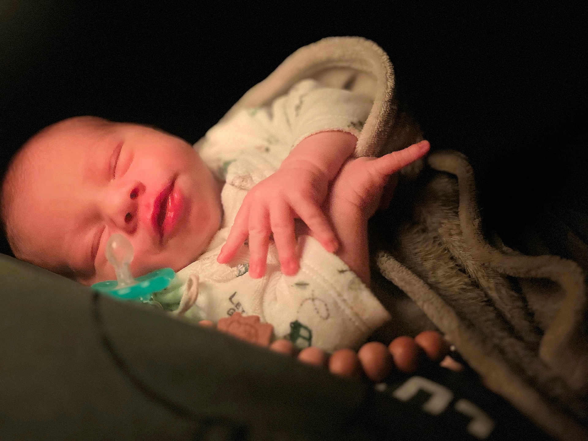 Jude participe au concours pour gagner de l'argent avec cette photo : newborn, baby, sleeping, blanket, pacifier, hand, infant, cozy, portrait, closeup, soft_light, peaceful, cute, indoors, swaddled, child, resting, newborn_clothing, warm, sleep