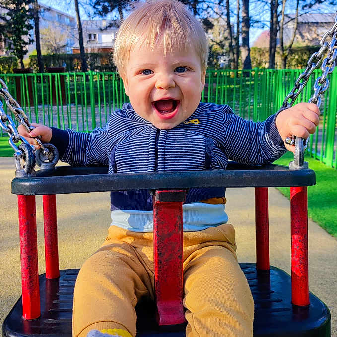 Gabin participe au concours pour gagner de l'argent avec cette photo : boy, child, e_scooter, face, grass, head, male, nature, outdoorplayarea, outdoors, park, person, photography, plant, playarea, portrait, toy, transportation, tree, vehicle