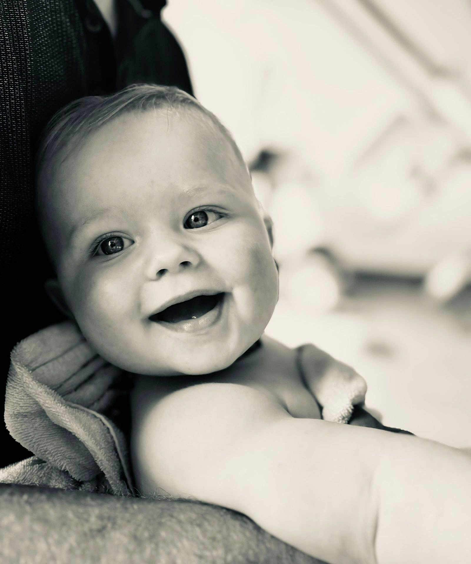 Gabriel participe au concours pour gagner de l'argent avec cette photo : baby, smiling, face, arm, towel, person, infant, portrait, black_and_white, happy, skin, eyes, closeup, child, cute, human, expression, soft_focus, love, warmth