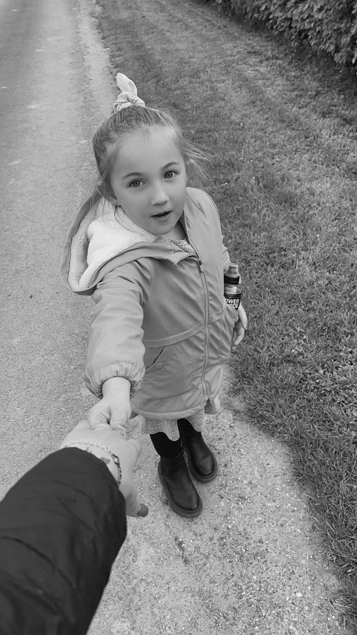 Lola a rejoint le concours — aidez-le/la à gagner de superbes lots ! asphalt, black, black_and_white, eye, face, flash_photography, gesture, grass, hand, happy, head, jeans, leg, people_in_nature, person, plant, road_surface, shoe, standing, style