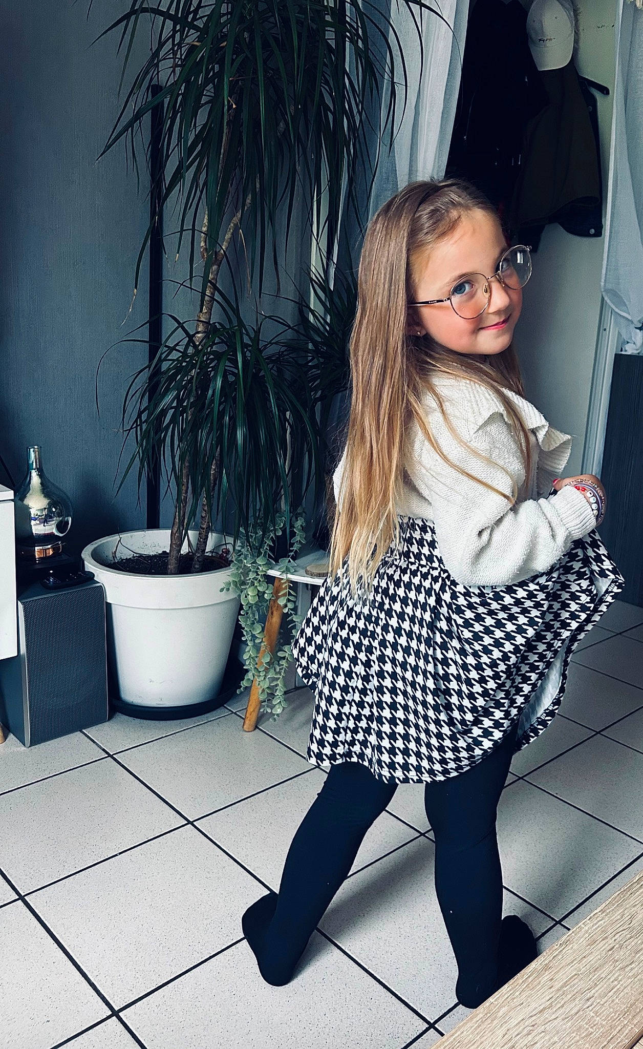 Lola a rejoint le concours — aidez-le/la à gagner de superbes lots ! black_hair, cool, eyewear, fashion_design, floor, flowerpot, happy, houseplant, joy, knee, leg, person, plaid, plant, shoe, shoulder, sleeve, sportswear, style, tartan