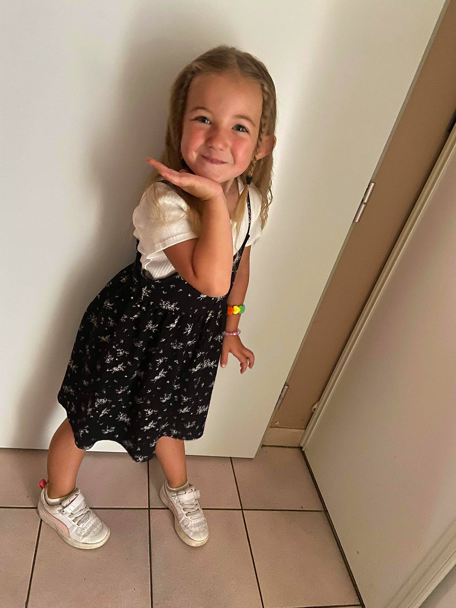 Lola a rejoint le concours — aidez-le/la à gagner de superbes lots ! calf, day_dress, elbow, fashion_design, flash_photography, flooring, footwear, fun, happy, human_leg, joy, knee, one_piece_garment, pattern, person, shoulder, sleeve, smile, stairs, thigh
