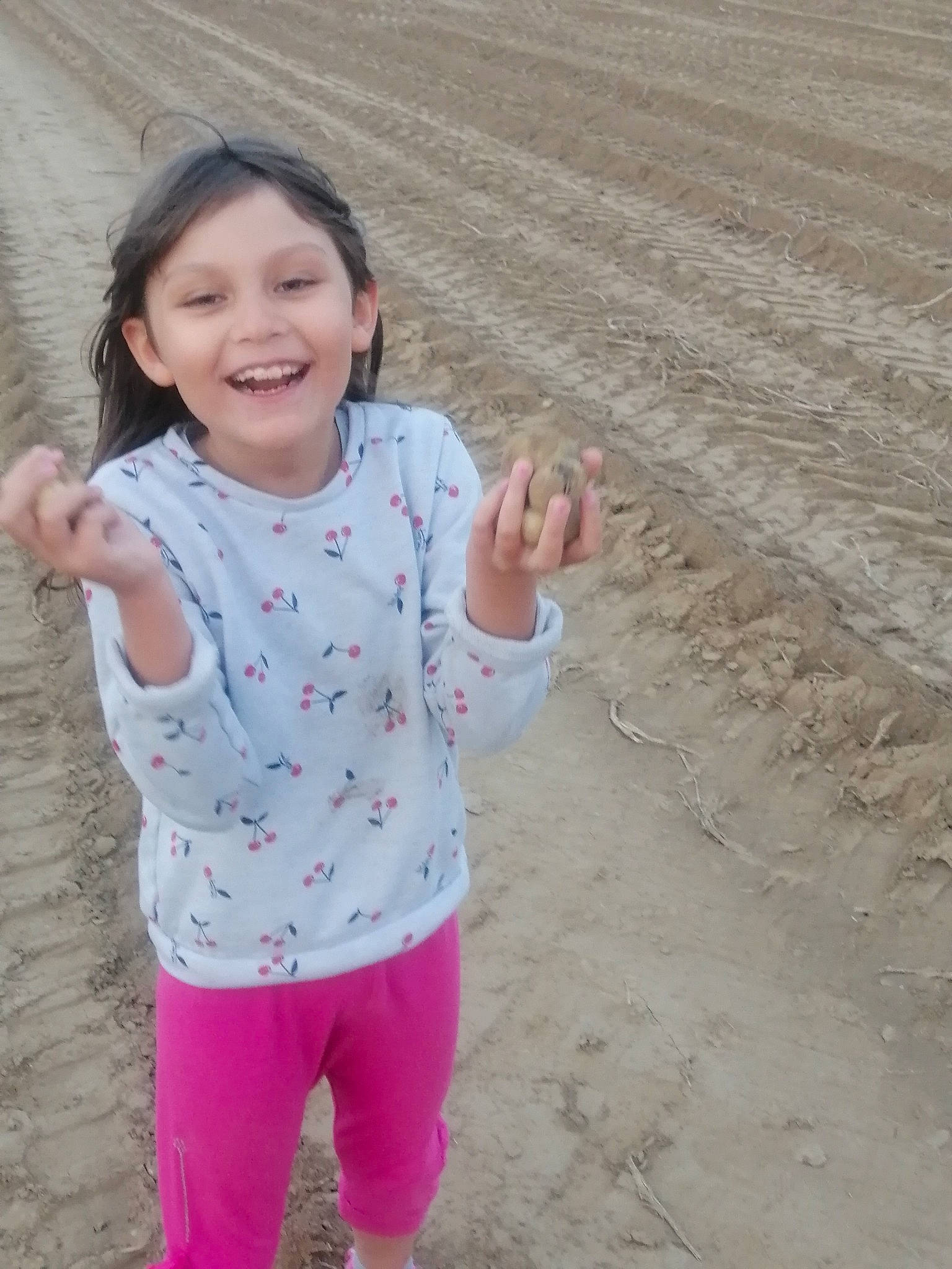 Marie a rejoint le concours — aidez-le/la à gagner de superbes lots ! baby_toddler_clothing, child, face, finger, fun, gesture, grass, happy, joy, leisure, pattern, people_in_nature, person, play, recreation, sand, sleeve, smile, soil, t_shirt