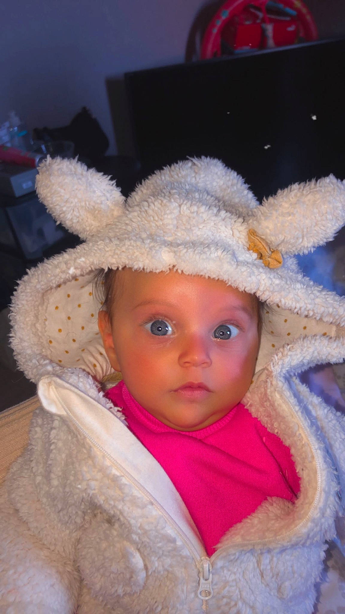 Emilyana participe au concours pour gagner de l'argent avec cette photo : baby_toddler_clothing, cap, cheek, child, costume_hat, ear, eye, eyebrow, eyelash, fur_clothing, head, headgear, headwear, human_body, iris, knit_cap, lip, nose, person, skin