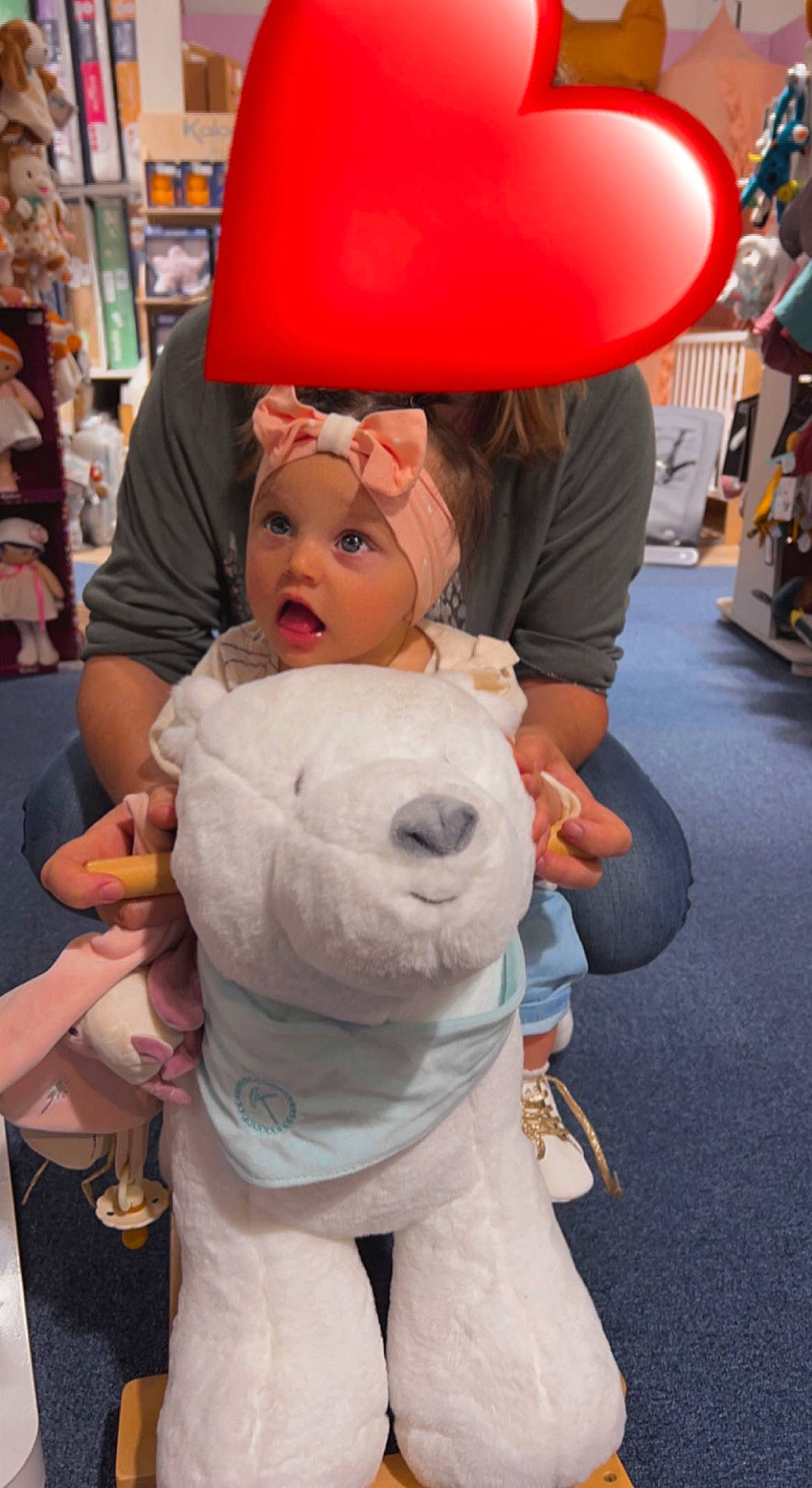 Emilyana participe au concours pour gagner de l'argent avec cette photo : baby, balloon, chair, child, costume, event, fictional_character, fun, fur, happy, hat, headwear, leisure, mascot, organ, party_supply, person, pink, recreation, room