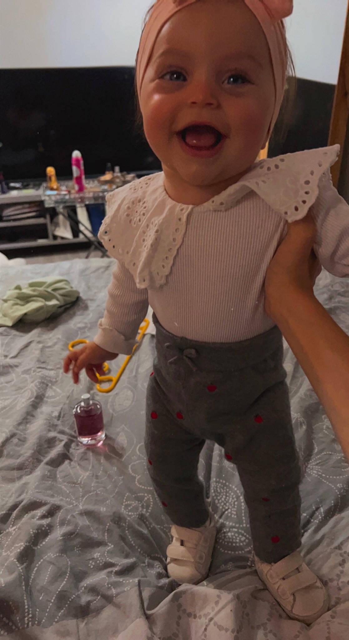 Emilyana a rejoint le concours — aidez-le/la à gagner de superbes lots ! baby, child, eye, face, fashion_accessory, finger, fun, happy, head, mouth, nose, person, sitting, skin, sleeve, smile, snapshot, soil, thumb, toddler
