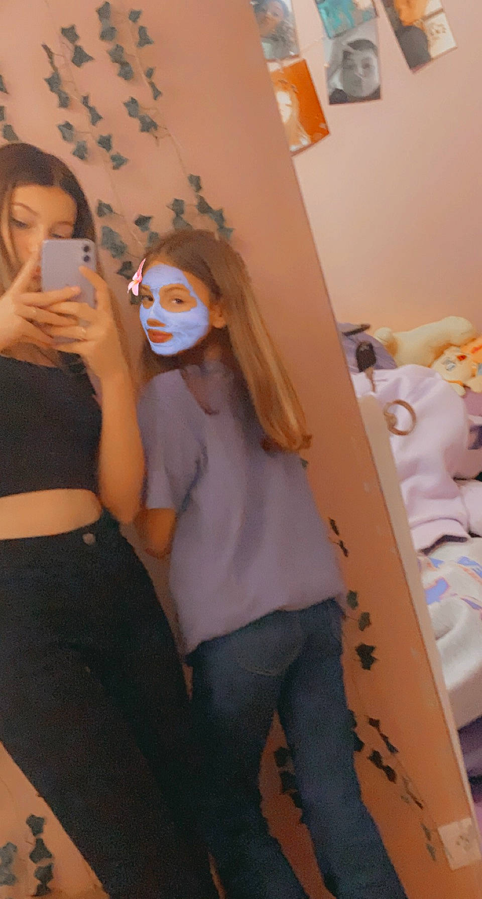 Sophie participe au concours pour gagner de l'argent avec cette photo : abdomen, chest, clothing, denim, eyewear, fashion_design, fun, gesture, human_leg, joint, mouth, orange, person, shoulder, sunglasses, textile, thigh, toy, trunk, vision_care