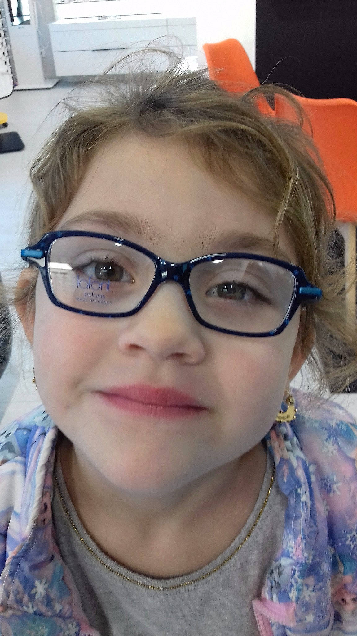 Fiby participe au concours pour gagner de l'argent avec cette photo : brown_hair, cheek, child, chin, cool, ear, eye, eyebrow, eyewear, face, forehead, girl, glasses, hairstyle, head, lip, nose, person, selfie, smile
