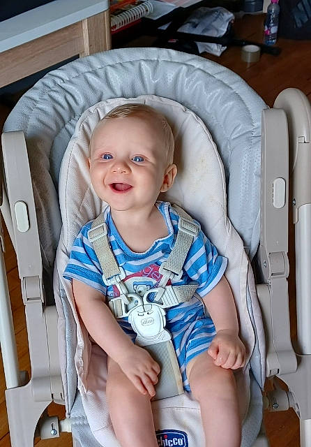 Maïlonn participe au concours pour gagner de l'argent avec cette photo : auto_part, baby, baby_carriage, baby_products, baby_toddler_clothing, car_seat, chair, child, comfort, electric_blue, face, human_leg, joy, knee, lap, person, product, sitting, smile, thigh