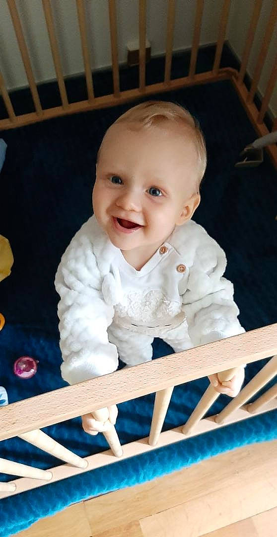 Maïlonn a rejoint le concours — aidez-le/la à gagner de superbes lots ! arm, baby, baby_safety, baby_toddler_clothing, cheek, chin, cradle, eye, facial_expression, head, human_body, infant_bed, iris, joy, mouth, nose, outerwear, person, product, skin