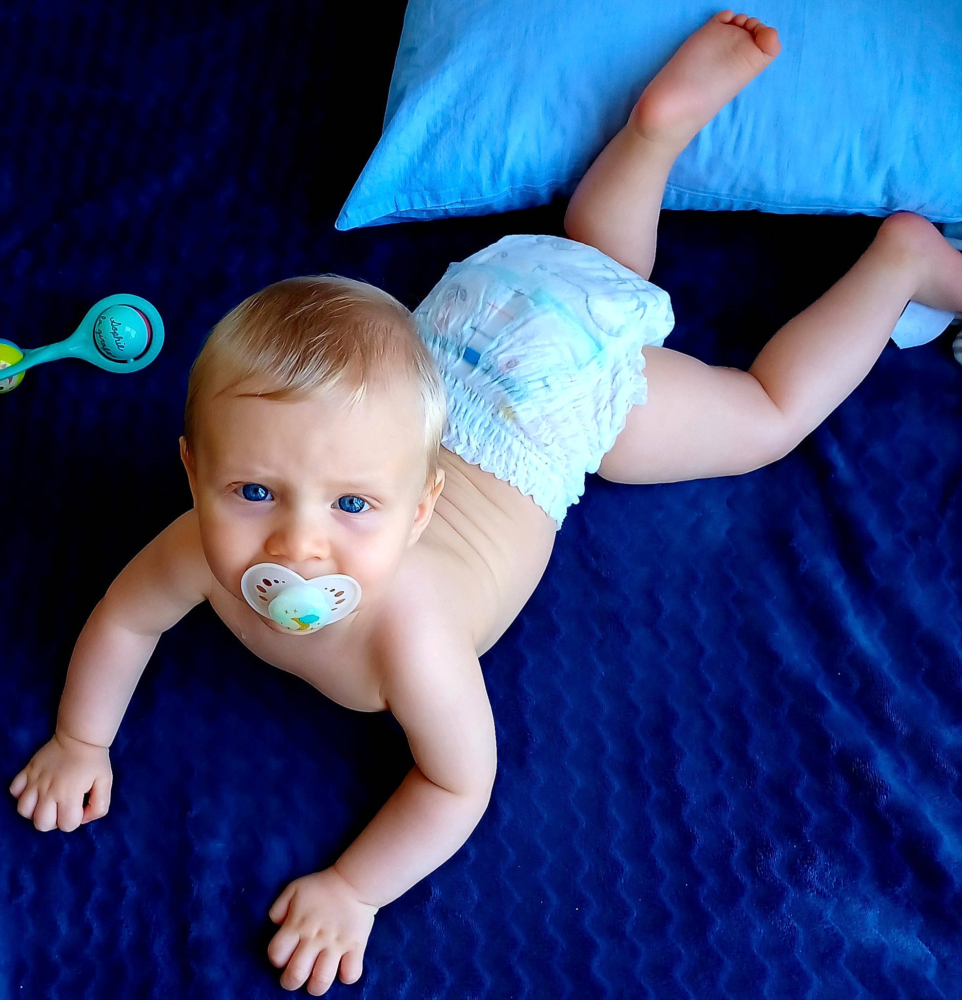 Maïlonn a rejoint le concours — aidez-le/la à gagner de superbes lots ! aqua, azure, baby, baby_toddler_clothing, blue, eye, finger, flash_photography, gesture, hairstyle, hand, happy, human_body, joint, knee, leg, person, skin, standing, thigh