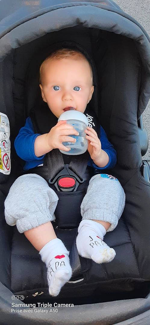 Maïlonn participe au concours pour gagner de l'argent avec cette photo : baby, baby_products, baby_toddler_clothing, cheek, child, comfort, electric_blue, finger, human_leg, joint, knee, leg, nail, person, skin, sleeve, sock, surprise, thigh, thumb