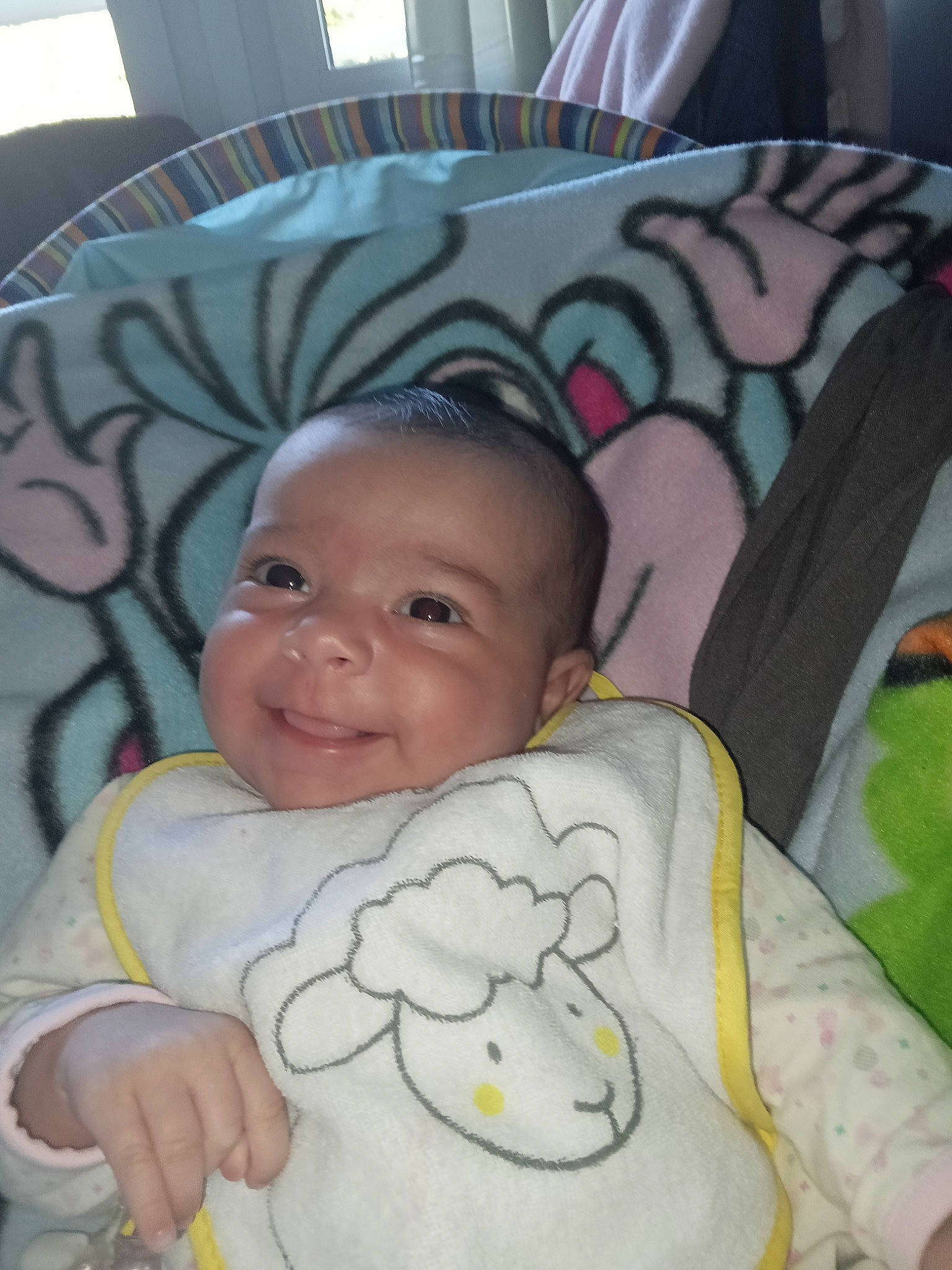 Zaïna a rejoint le concours — aidez-le/la à gagner de superbes lots ! baby, baby_products, baby_safety, baby_toddler_clothing, bedding, cheek, child, comfort, happy, head, infant_bed, joy, linens, pattern, person, product, room, sitting, skin, smile