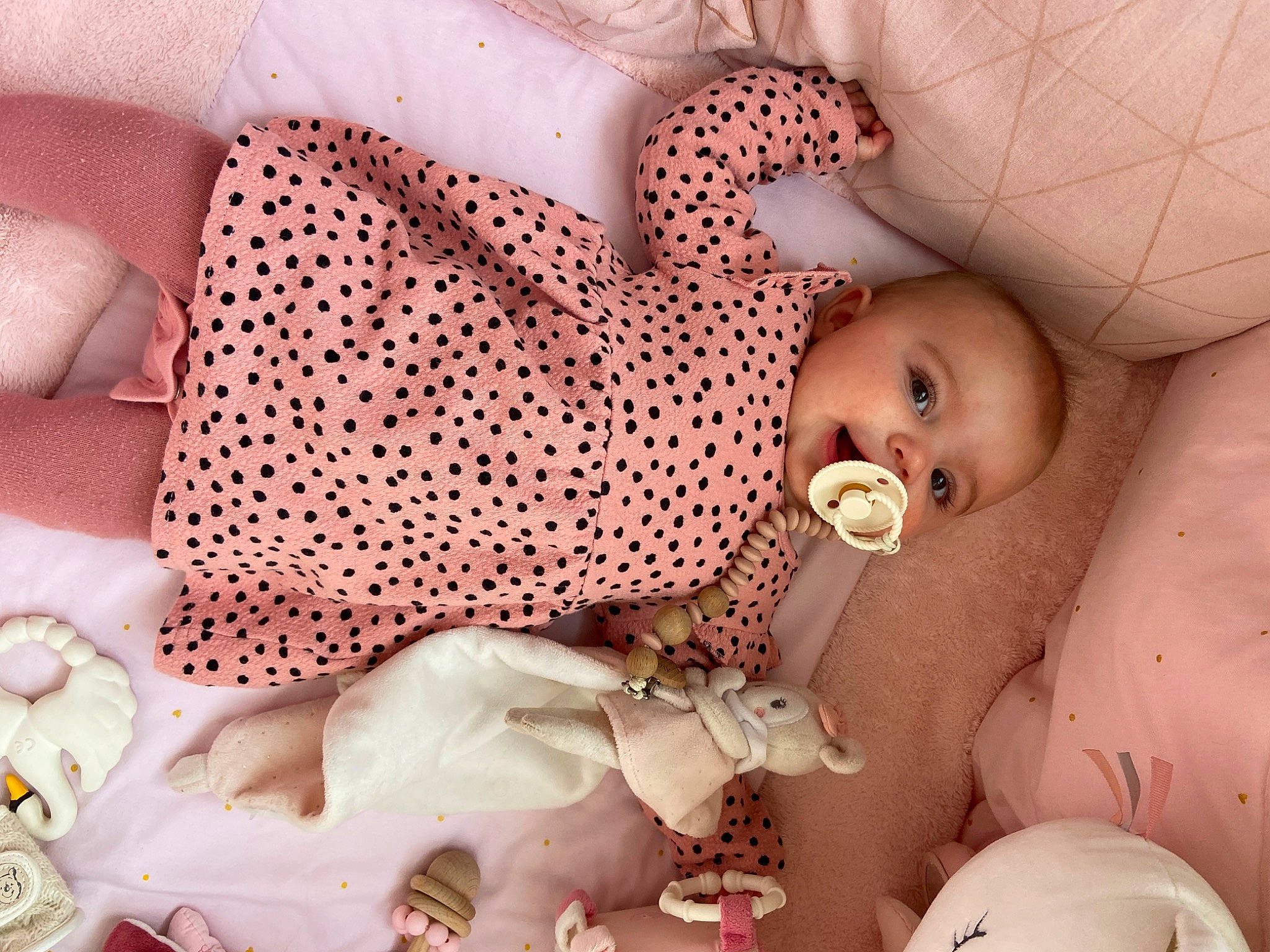 Lyana participe au concours pour gagner de l'argent avec cette photo : arm, baby, child, comfort, dress, finger, hand, head, human, human_leg, joint, mouth, nail, person, room, skin, sunglasses, textile, thigh, toddler
