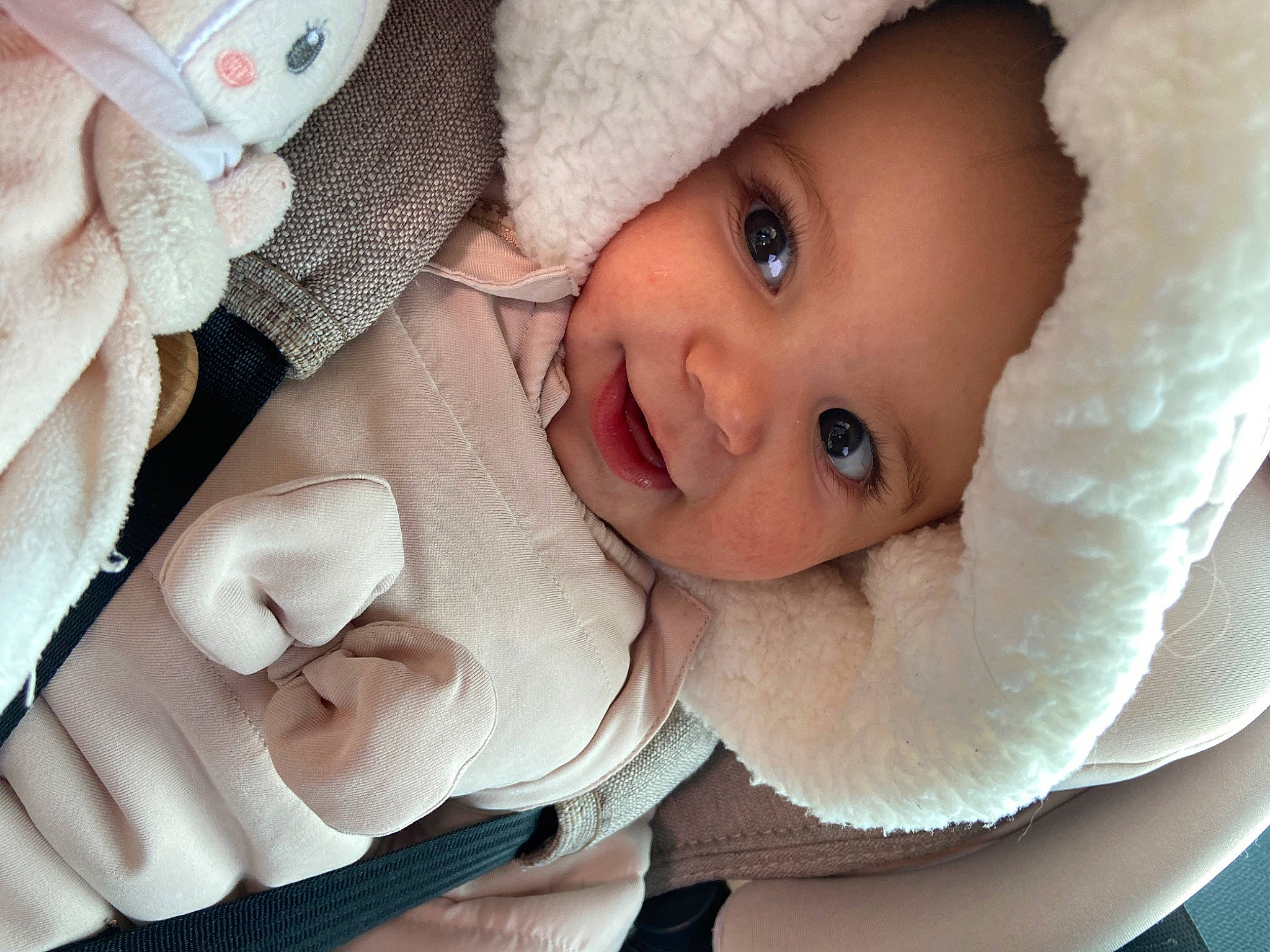 Lyana a rejoint le concours — aidez-le/la à gagner de superbes lots ! baby, baby_sleeping, cap, cheek, chin, comfort, eye, eyebrow, eyelash, face, gesture, happy, head, iris, lip, mouth, nose, person, skin, smile