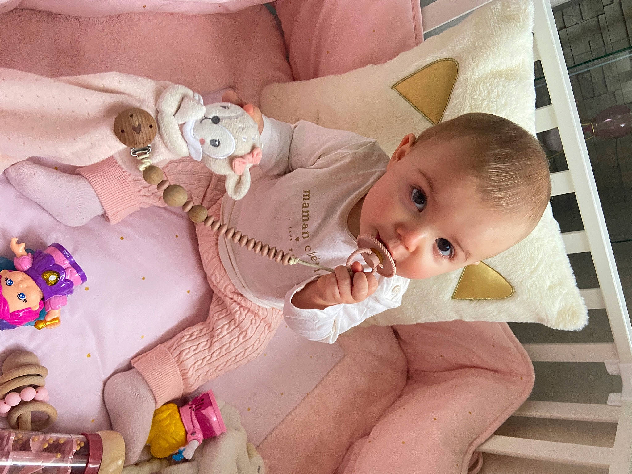 Lyana a rejoint le concours — aidez-le/la à gagner de superbes lots ! art, baby, baby_products, baby_toddler_clothing, cheek, child, comfort, happy, head, mouth, people, person, pink, product, room, skin, stuffed_toy, textile, toddler, toy